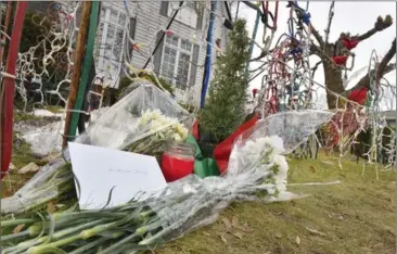  ?? JOHN RENNISON, THE HAMILTON SPECTATOR ?? Left, flowers left in front of Doug Musson’s home in Burlington. Bottom left, Scott Musson talks about his dad.