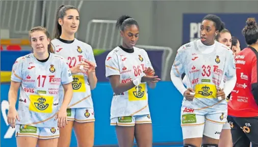  ?? ?? Jénnifer Gutiérrez, Lara González, Alexandrin­a Cabral y Kaba Gassama, al final del partido de ayer en Skopje (Macedonia).