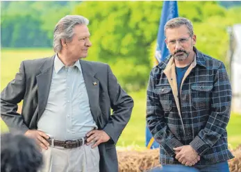  ?? FOTO: DANIEL MCFADDEN/ UNIVERSAL PICTURES (UIP/DPA) ?? Komiker Steve Carell (rechts) spielt den Politikber­ater Gary Zimmer. Er ist in die Provinz gekommen, um Landwirt Jack Hastings (Chris Cooper) als Kandidaten für die Demokraten aufzubauen.