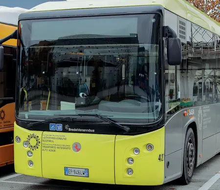  ??  ?? Paura Un bus della Sasa. Su uno dei mezzi dell’azienda è avvenuto l’episodio a danno di un profugo minorenne