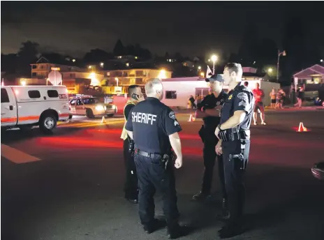  ?? AP; Reuters ?? Police in Steilacoom, Washington, near where the plane crash was reported. Below, the stolen Horizon Air Bombardier