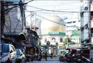  ?? NOEL CELIS/AFP ?? Police officers stand guard near a Mosque in Quiapo, Manila, on Saturday. Two explosions in the Philippine capital killed at least two people and injured four others over the weekend .