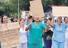  ??  ?? Médicos y enfermeras protestaro­n ayer en demanda de mejoras salariales y dotación de materiales de salud en medio de la crisis económica.