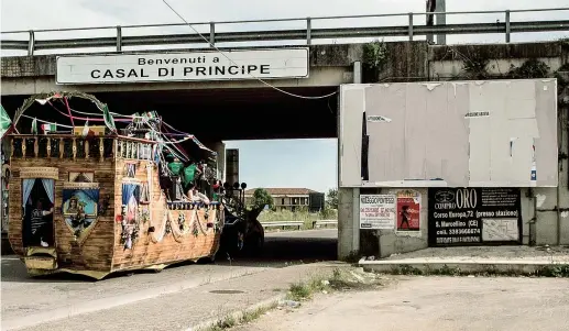  ?? (foto Pagnano Mauro) ?? Nel Casertano Un carro allegorico torna a Casal di Principe da una tradiziona­le festa contadina. Il Comune, assieme a San Cipriano d’Aversa, è il paese d’origine di molti esponenti del clan mafioso dei Casalesi