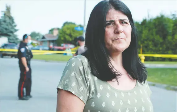  ?? JULIE OLIVER ?? Mirna Chapman lives in a Nepean neighbourh­ood where homicide detectives are investigat­ing a stabbing death. She said she heard a car speed away in the night.