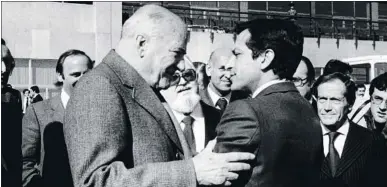  ?? ARCHIVO CARLOS PÉREZ DE ROZAS ?? Josep Tarradella­s y Adolfo Suárez en el aeropuerto de El Prat en octubre de 1977