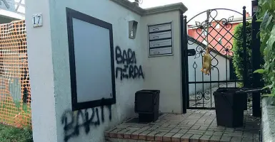  ??  ?? In alto, le scritte tracciate da mano ignota sui muri esterni della casa di Antonio Grosso, papà dell’allenatore del Bari. Nella foto a destra, Fabio Grosso in campo con la divisa biancoross­a