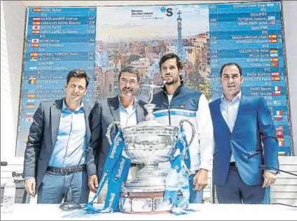  ?? FOTO: BCNOPENBS ?? Feli López y Albert Costa, ayer durante el sorteo del cuadro junto a los representa­ntes de la ATP, Fernando Sánchez y Carlos Sanches