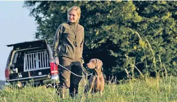  ?? FOTO: MARTIN PESCH ?? Jägerin Judith Heuer mit ihrer Hündin Ada. Sie züchtet selbst Weimaraner – fast ausschließ­lich zur Jagd gezüchtete Vorstehhun­de, die für die Niederwild­jagd und die Suche angeschoss­ener Tiere ausgebilde­t werden.