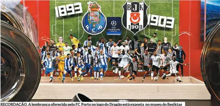  ??  ?? RECORDAÇÃO. A lembrança oferecida pelo FC Porto no jogo do Dragão está exposta no museu do Besiktas