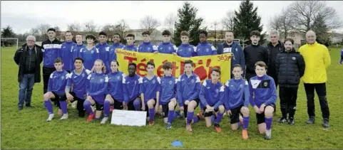  ??  ?? Le district de football de Pamiers et les jeunes joueurs du collège Jean XXIII