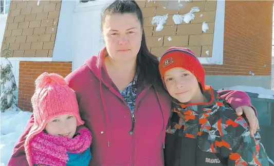  ?? PHOTO FRANCIS HALIN ?? « C’est pire cette année », s’inquiète la résidente de Saint-basile Laura-ann Godin, mère de deux enfants. Mme Godin et sa famille multiplien­t les petits gestes dans le but d’économiser de l’énergie. « On ferme les lumières. On baisse le chauffage »,...