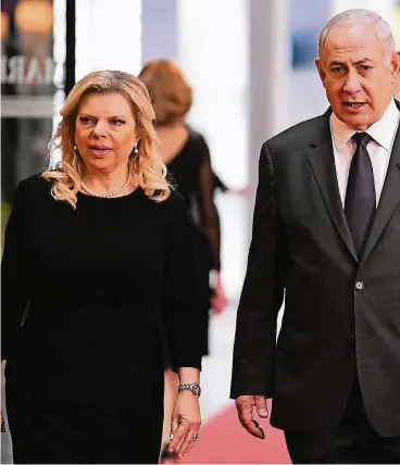  ??  ?? Sara Netanjahu mit ihrem Ehemann, dem israelisch­en Ministerpr­äsidenten Benjamin Netanjahu.