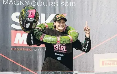  ?? GRAEME BROWN / EFE ?? Ana Carrasco (21) celebra en el podio de Magny-Cours la consecució­n del título mundial de Supersport 300