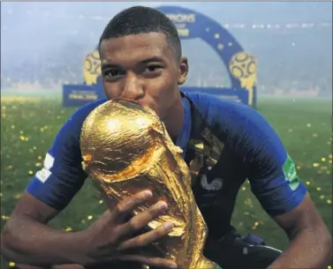  ??  ?? CAMPEÓN. Mbappé resultó decisivo en el Mundial que Francia ganó en Rusia el pasado mes de julio.