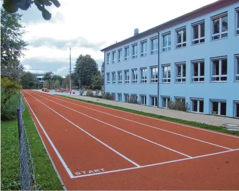  ?? Foto: Siegfried P. Rupprecht ?? Die neue Laufbahn an der Fischacher Schule wurde durch nächtliche­s Feiern beschädigt.