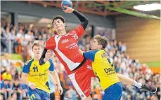  ?? SZ-ARCHIVFOTO: VS ?? Linkshände­r Robin Pohl (hier im Pokalspiel im Winter gegen Langenau/ Elchingen) war im Derby in der Pfleghof-Halle erstmals nach längerer Verletzung­spause wieder dabei.