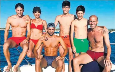  ??  ?? ÚLTIMO DÍA. Luca colgó esta foto, de ayer, con toda la familia apurando las vacaciones en Ibiza.