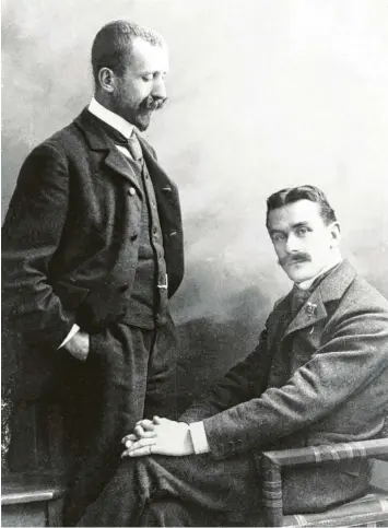  ?? Foto: picture alliance ?? Zwei Großlitera­ten: Heinrich Mann (stehend) und sein Bruder Thomas Mann um das Jahr 1905.