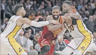  ??  ?? Kyrie Irving van Cleveland Cavaliers worstelt zich langs twee spelers van Los Angeles Lakers. (Foto:De Telegraaf)