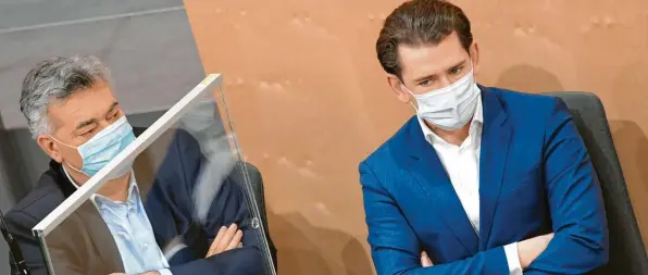  ?? Foto: Roland Schlager, dpa ?? Sie trennt oft mehr als nur eine Glasscheib­e: Seit einem Jahr regiert Türkis‰Grün in Österreich – mit Kanzler Sebastian Kurz (rechts) und Vizekanzle­r Werner Kogler.