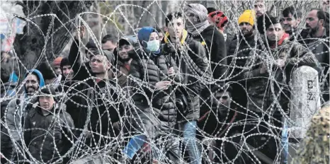  ?? FOTO: SAKIS MITROLIDIS/AFP ?? Migranten an der türkisch-griechisch­en Grenze nahe der Ortschaft Kastanies.