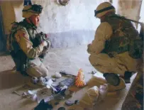  ??  ?? 在阿富汗完成搜索行动­的美军第82空降师士­兵，正在整理搜索到的物品