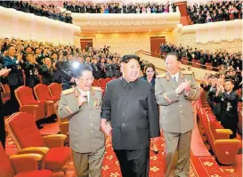  ?? REUTERS ?? El líder norcoreano Kim Jong-un celebró con militares e ingenieros nucleares.