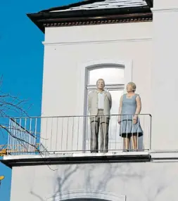 ?? ?? Ein Ehepaar aus Beton steht auf einem Balkon und sorgt für Gesprächss­toff.