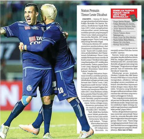  ?? WAHYUDIN/JAWA POS ?? TETAP NON-ASIA: Fellipe Bertoldo Do Santos (kiri) meluapkan kegembiraa­n setelah Arema FC mengalahka­n PBFC di final Piala Presiden 2017 (12/3).