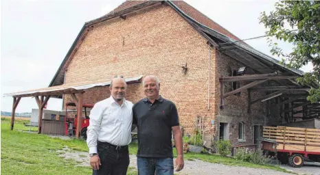  ?? FOTO: PHILIPP RICHTER ?? Freuen sich auf das Einhaldenf­estival auf dem Kaseshof in Geratsreut­e bei Fronhofen: Veit Hübner (links) und Wolfram Schnetz.