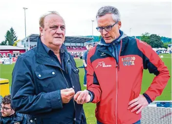  ?? FOTO: RUPPENTHAL ?? Sport- und Innenminis­ter Klaus Bouillon (links) unterhält sich mit Thomas Klein, dem Vorsitzend­en des LC Rehlingen, der alljährlic­h das große Leichtathl­etik-Pfingstspo­rtfest veranstalt­et – 2020 allerdings nicht.