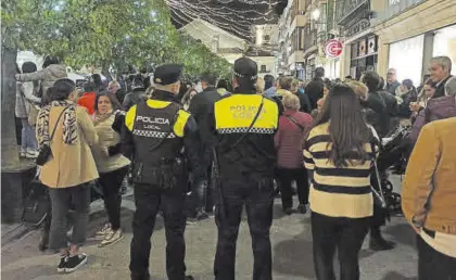  ?? M. GONZÁLEZ ?? Dos agentes de la Policía Local de Lucena prestan servicio durante la inauguraci­ón del alumbrado navideño.