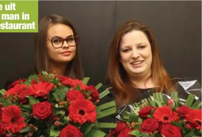  ?? FOTO MMD ?? Leanne Henraat (links) en Jolien Vissers kregen gisteravon­d geschenken en bloemen tijdens de raadszitti­ng in Lanaken.