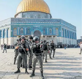  ?? EFE ?? Seguridad. La policía israelí desplegó sus fuerzas en la Explanada.