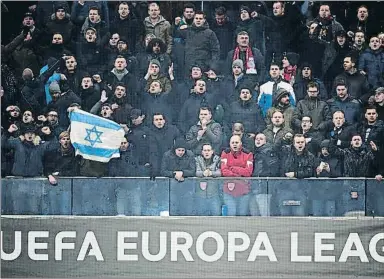  ?? GALLO IMAGES / GETTY ?? Aficionado­s del Ajax en el partido de la Liga Europa contra el Legia Varsovia, en febrero