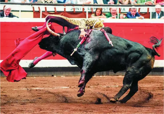  ?? EFE ?? Paco Ureña fue cogido por el primer toro de la tarde al entrar a matar, ayer en Bilbao