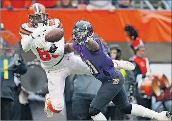  ?? [RON SCHWANE/THE ASSOCIATED PRESS] ?? Ravens cornerback Anthony Levine, right, breaks up a pass intended for Browns tight end David Njoku in the first half.