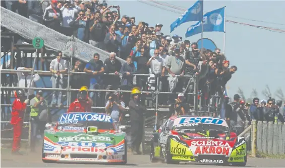  ?? TONY BOSCO / ENVIADO ESPECIAL ?? El momento clave. Jonatan Castellano acelera a fondo en la salida de boxes y supera a Guillermo Ortelli en Neuquén.