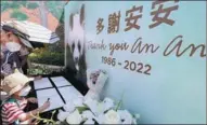  ?? CALVIN NG / CHINA DAILY ?? Visitors pay tribute to giant panda An An at Hong Kong Ocean Park on Thursday.