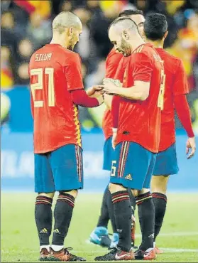  ?? FOTO: SIRVENT ?? Silva e Iniesta, ¿sin Mundial? La FIFA lanza una seria advertenci­a a España