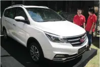  ?? FRIZAL/JAWA POS ?? IMPRESIF: Brand & Marketing Director Wuling Motors Jason Ding (kiri) dan Brand Manager Wuling Motors Dian Asmahani di Surabaya kemarin.