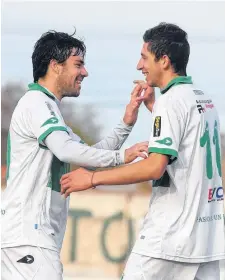  ?? PABLO PRESTI-LA NUEVA. ?? Conexión goleadora. A los 29m. del segundo tiempo, Lucas Martínez asistió a Fernando Priore en el 3-0 de La Loma.