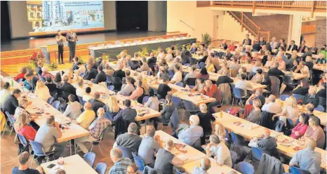  ?? FOTO: UWE HIRT ?? Zur Bürgervers­ammlung waren zahlreiche Menschen in die Memminger Stadthalle gekommen.