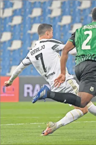  ??  ?? Cristiano Ronaldo remata con la izquierda dentro del área para marcar gol.