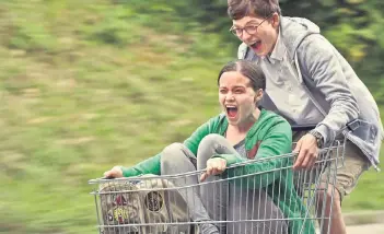  ?? FOTO: BR/IMBISSFILM/BASTIAN FISCHER ?? Charleen (Jasna Fritzi Bauer) und Linus (Sandro Lohmann) fordern das Schicksal heraus.