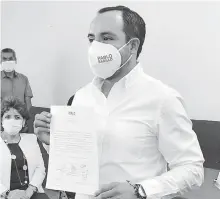  ?? /MOISÉS MORALES ?? Pablo Badillo recibió la constancia de mayoría que lo acredita como alcalde electo de Apizaco