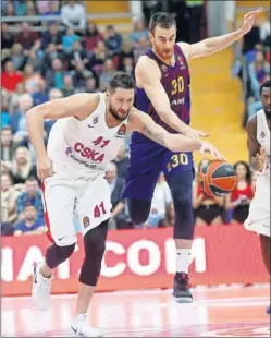  ??  ?? DERROTA. Cayó el Barça. En la imagen, Claver ante Kurbanov.