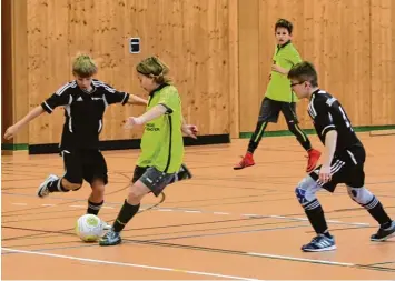  ?? Foto: Andreas Lenuweit ?? Die D Junioren der JFG Wertachtal (grüne Hemden) gewannen die Unterallgä­uer Futsal Meistersch­aft in Mindelheim und qualifi zierten sich damit wie auch die JFG Kronburg (schwarzes Trikot) für die Allgäuer Endrunde.