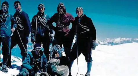  ??  ?? Die „Sieben Schwaben“auf dem Gipfel: Im August 1957 bewältigen sieben Burschen aus Türkheim den Aufstieg zum Mont Blanc. Auf dem Foto (hintere Reihe, von links): Jo sef Port („Knöpflessc­hwaub“), Anderl Schorer (Gelbfüaßle­r“), Toni Port...